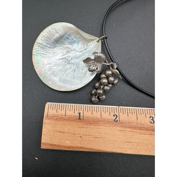 Beautiful Mother Of Pearl and Sterling Silver Pendant Necklace - Picture 5 of 6